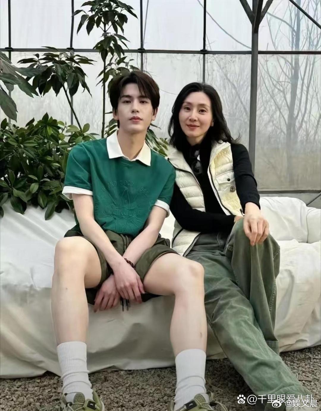 张凌赫的妈妈气质格外出众，容貌十分年轻，母子二人走在一起，宛若一对姐弟，颜值都很