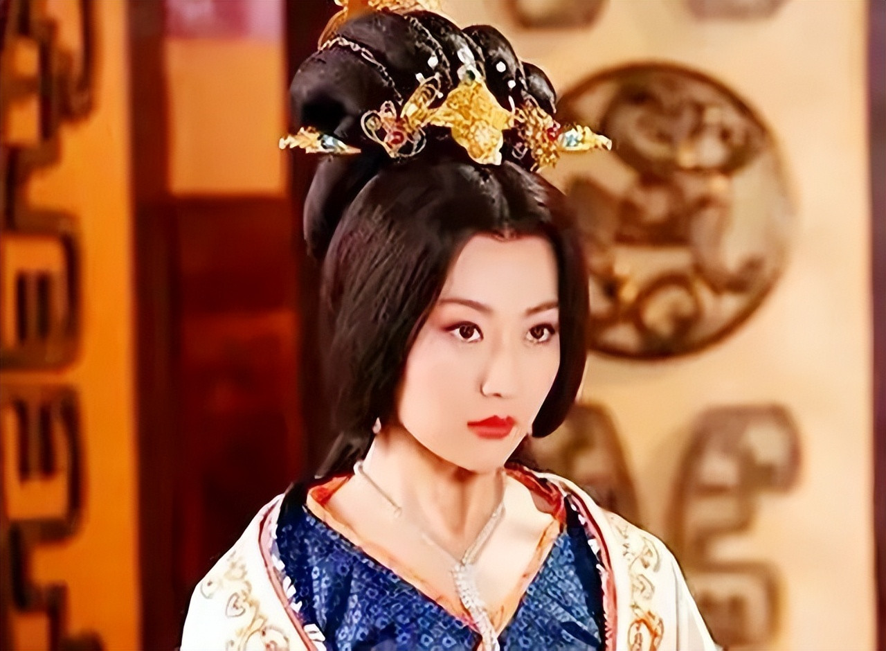 630年，30岁的李世民从突厥手中抢回60岁的表婶萧皇后，酒过三巡后问：“我和你