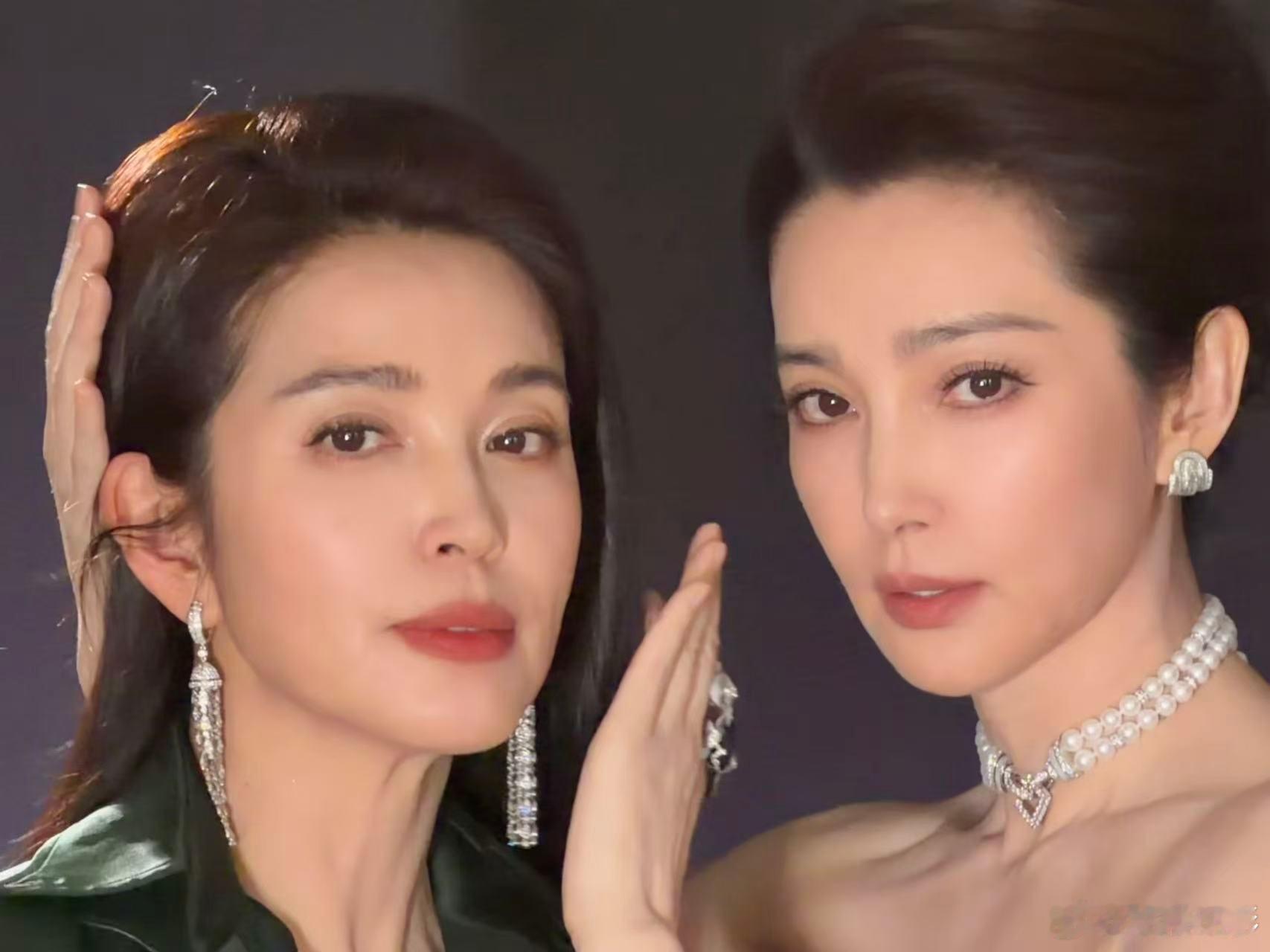 李冰冰晒和妹妹李雪合照简直就是内娱的冰雪奇缘姐妹花，这个形容太贴切了。两人站在一