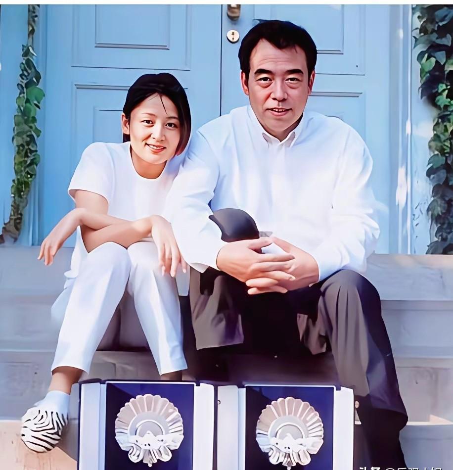 1996年，已经离过两次婚、与倪萍同居六年的陈凯歌，在加拿大温哥华对小他16岁的