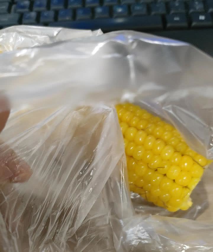 现在物价真是高今天上班的早上买了一个玉米吃看着普通的玉米，也不是粘玉米，