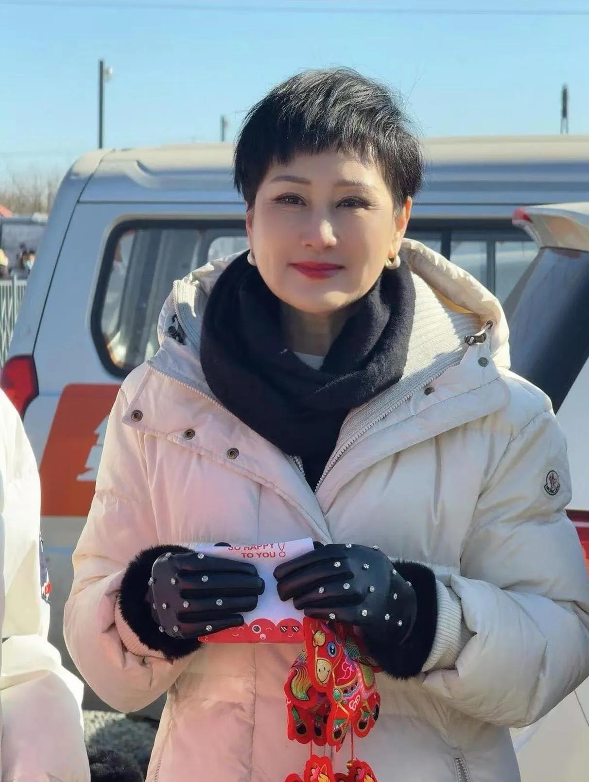 63岁张凯丽赢麻了！冬日穿搭教科书，保暖又显贵✨63岁张凯丽的冬日私服太圈