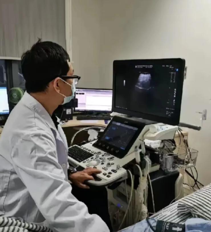 长沙医生一番话引全网深思，面对绝症，倾家荡产是唯一选择吗？老陈躺在病床上，整个人