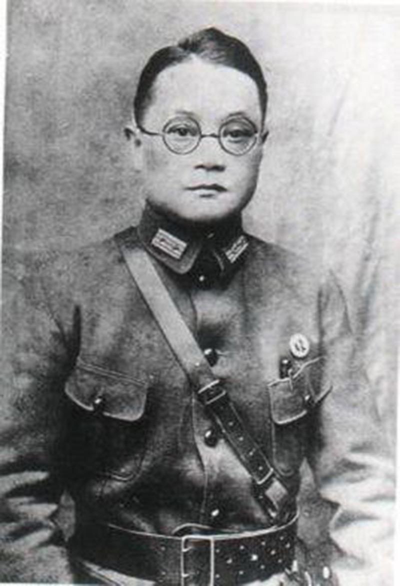 1949年,国军上将潘文华决定起义,却发现七姨太是特务,为了不打草惊蛇,