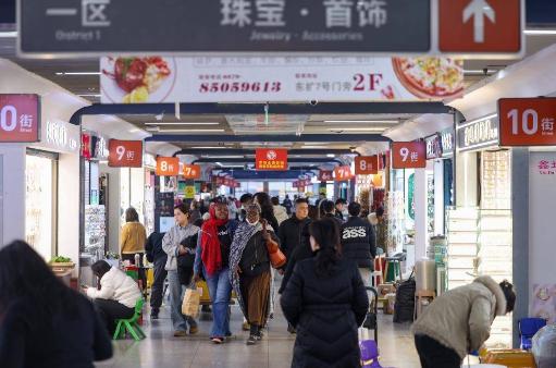 印度人这招儿太厉害了，简直把我看呆了。他们从来不会在意你给他发不发绿卡，也不会在