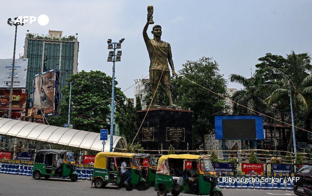 【印度新鲜事】《法新社》消息：印度街头高达21米的梅西雕像，由于在大风中出现摇晃
