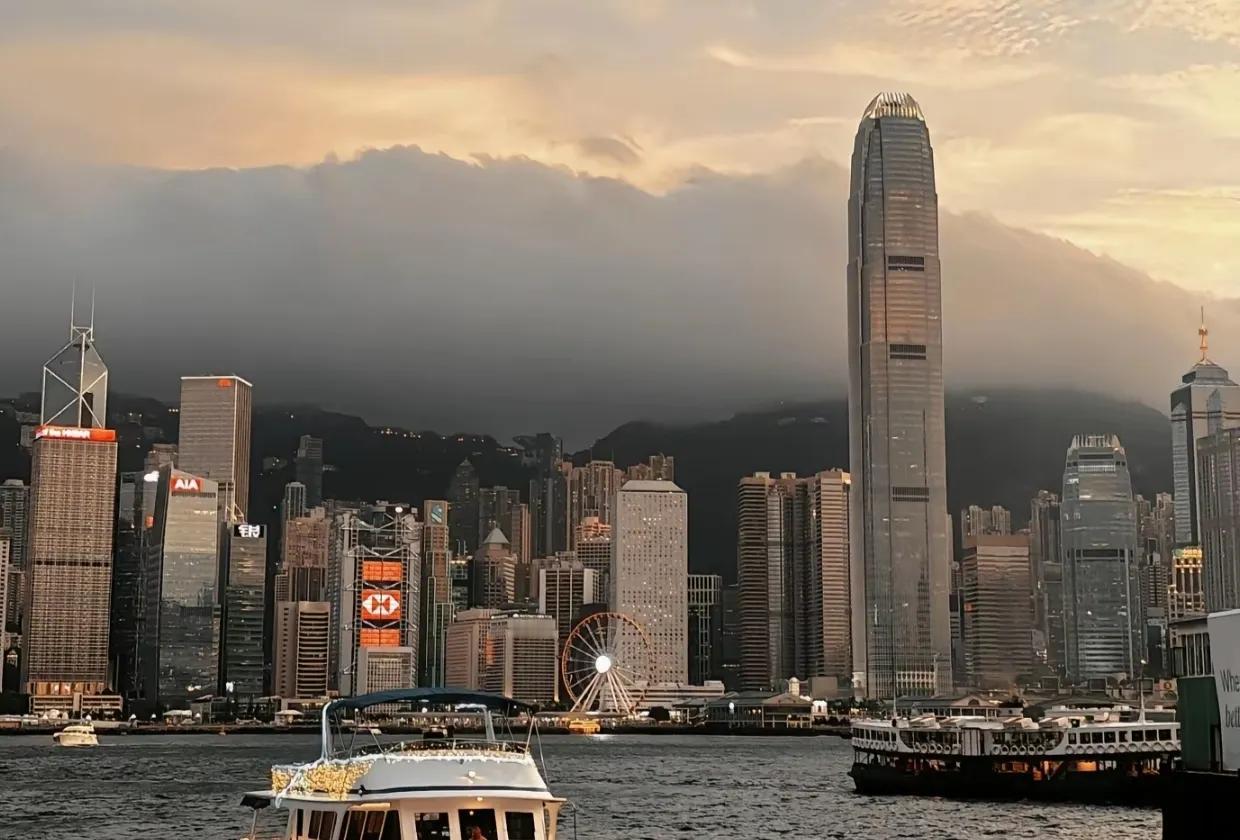 1994年香港GDP11705亿元，跟现在的东莞市GDP差不多，但是30年前那可