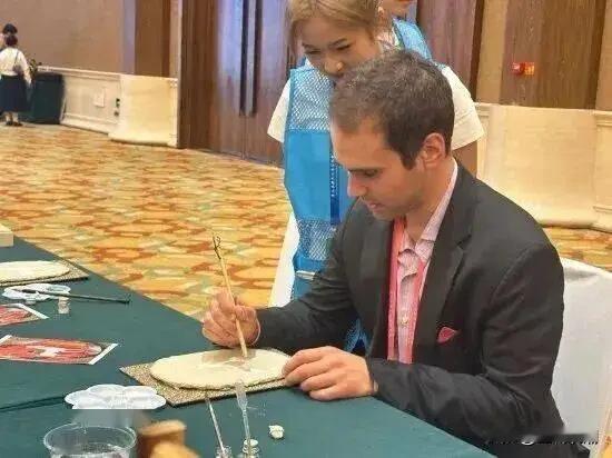 敦煌90万高薪聘请有“涉台问题”的美国人当主播，引发网友质疑…最近敦煌融媒