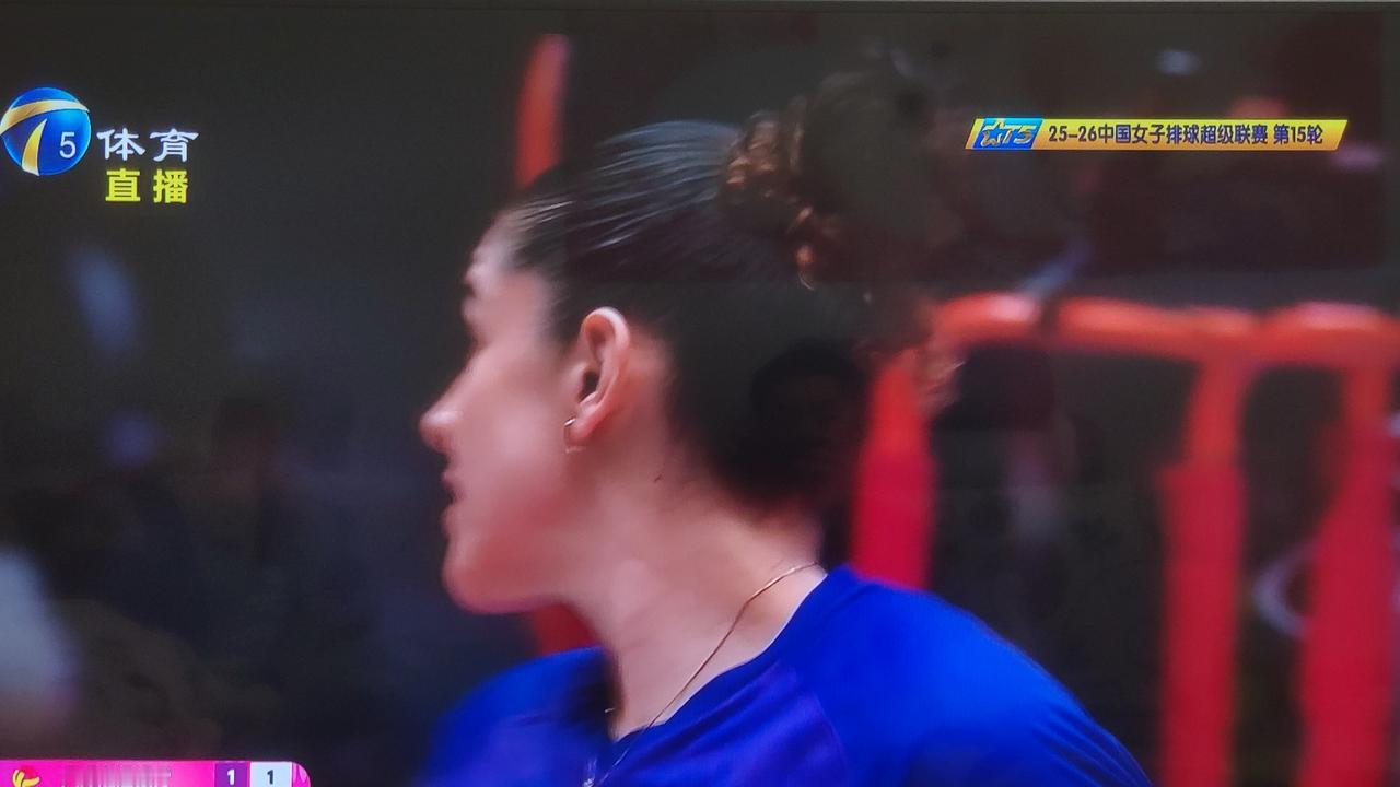 天津女排的防守问题和一传不稳又出来了！第二局比赛北京女排开始冲击天津女排的一传。