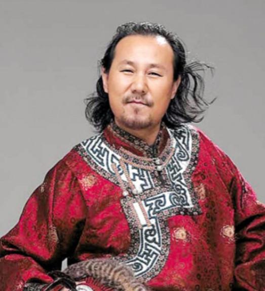 2000年，腾格尔在内蒙古开的5家酒楼一家接一家关门歇业，妻子也跟他办了离婚手续