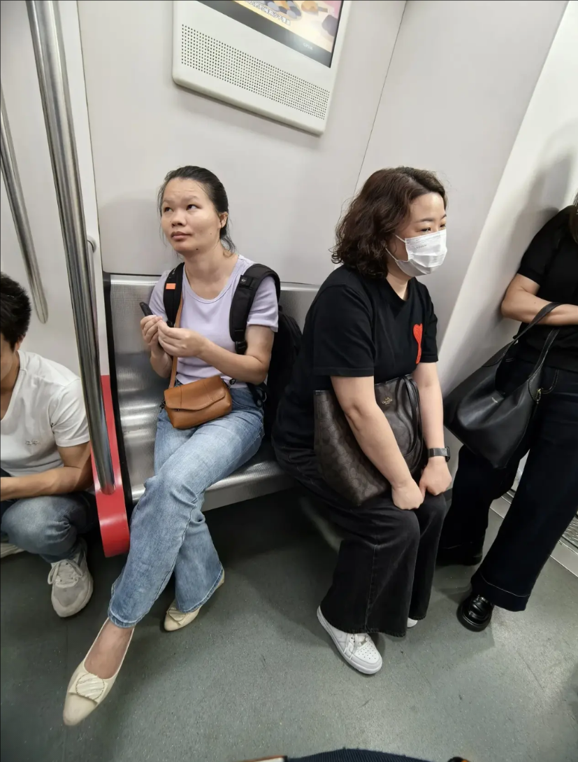 昨天（6月22日）中午，搭乘广佛地铁返回广州。在某节车辆，看到一位身背黑色双肩包