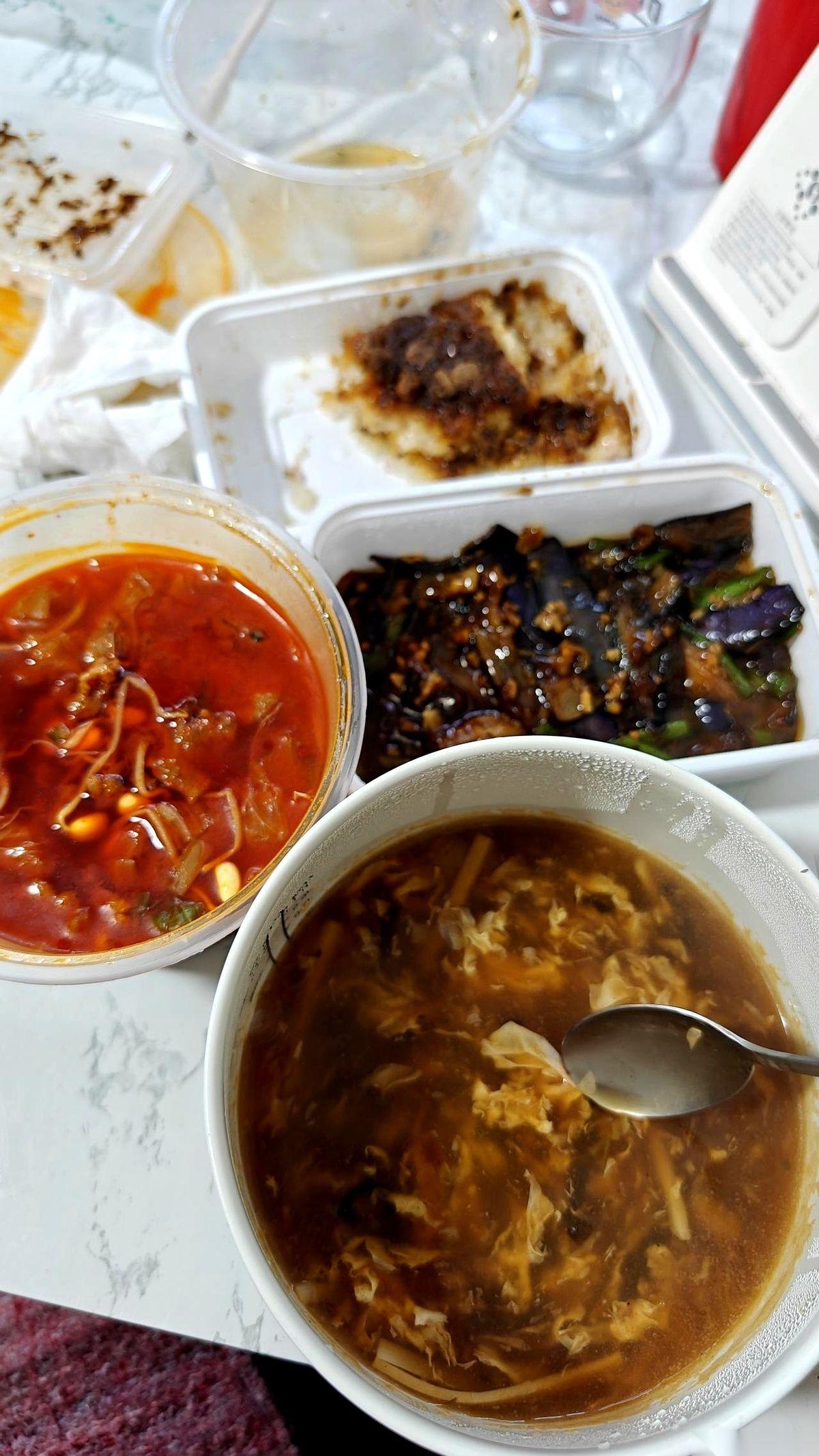 昨天中午跟老妈吃饭，剩了一桌子菜。晚上，我看着那盘凉透了的水煮牛肉，还有一大块粘