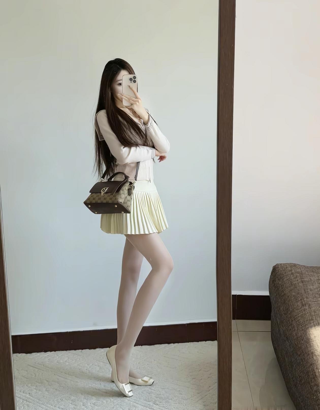 优雅穿搭指南：米色毛衣+黄色百褶裙，搭配经典手袋，尽显时尚气息！👗👠👜