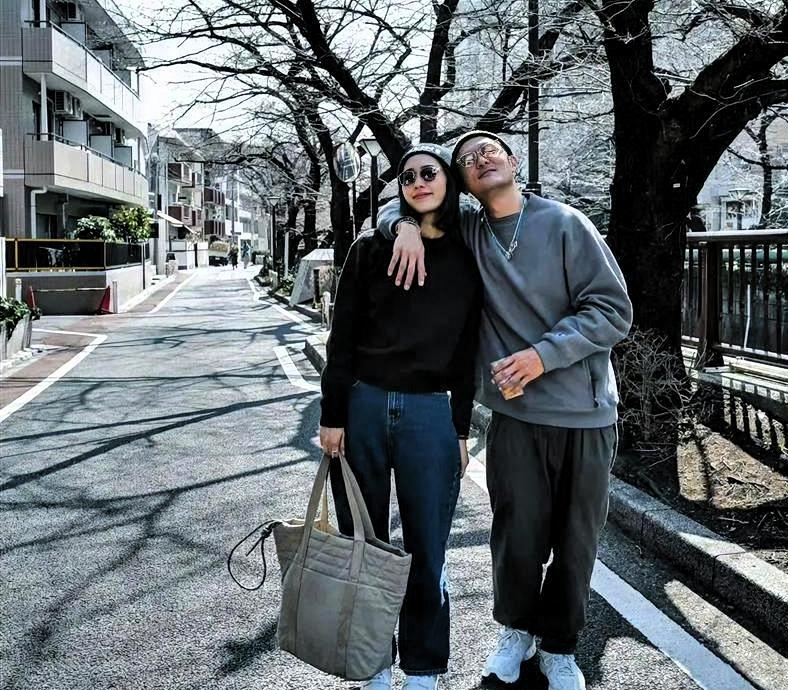 离婚了还一起探班，余文乐王棠云怎么回事？余文乐和王棠云离婚三个月了。台媒拍到的