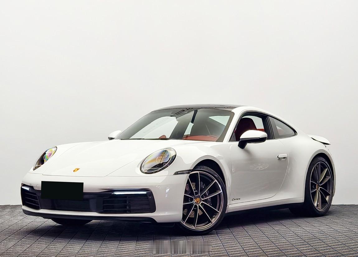 保时捷911Carrera细花白/波尔多红2024年06月上牌，仪表里程8
