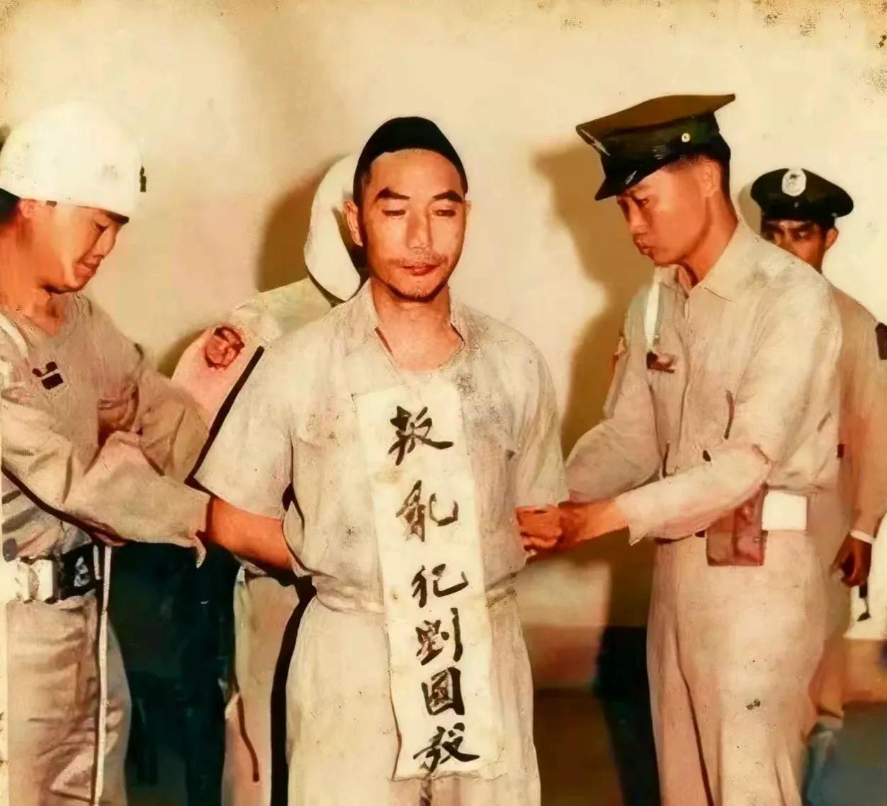 这不是剧照,而是敌人档案中公布的一张临刑照,这个即将慷慨赴死的英雄名字叫刘国志,