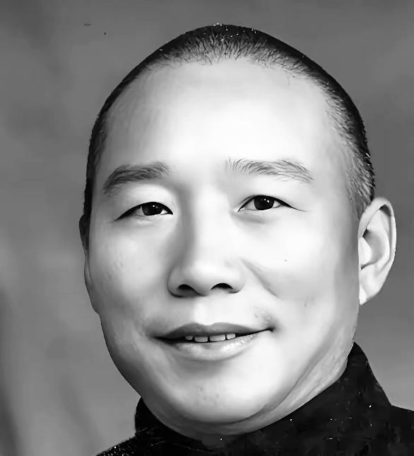 1948年，北平城外溃兵如潮。国军第104军军长安春山走散，乔装成烧火老卒。解放