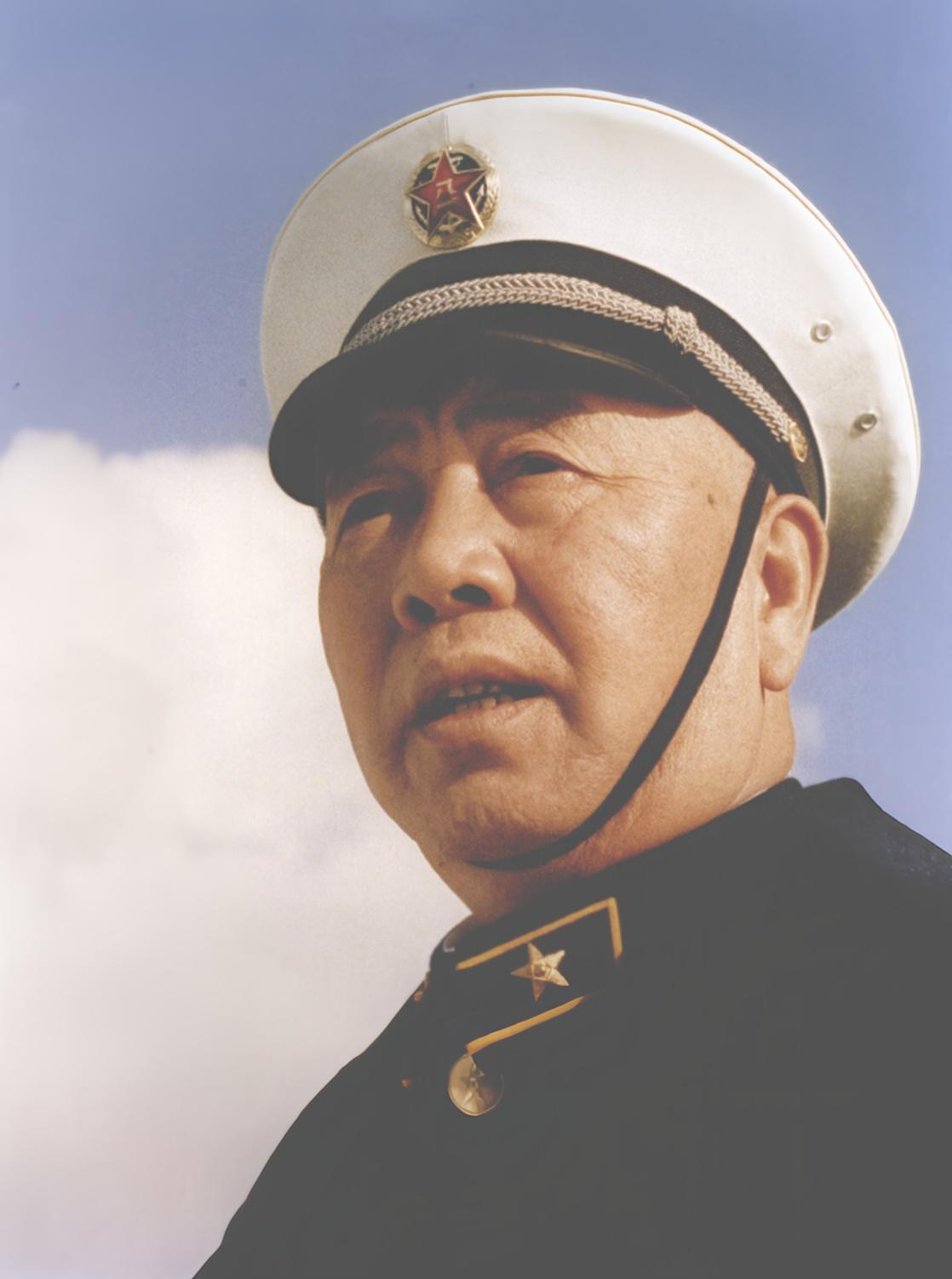 1982年北部湾海军某部发生三艘猎潜艇被台风刮到岸上的重大事故，刘华清派一位副参