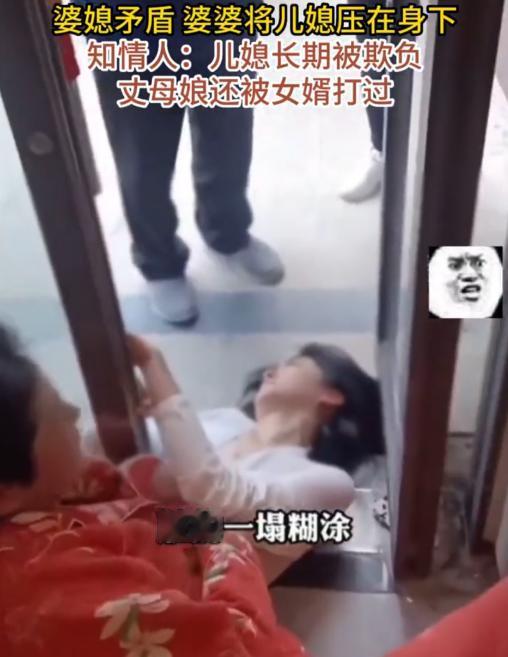 江苏淮安，婆婆当众把哺乳期儿媳按在地上。扯衣服，压肚子，嘴里还骂着恶毒的话。儿媳