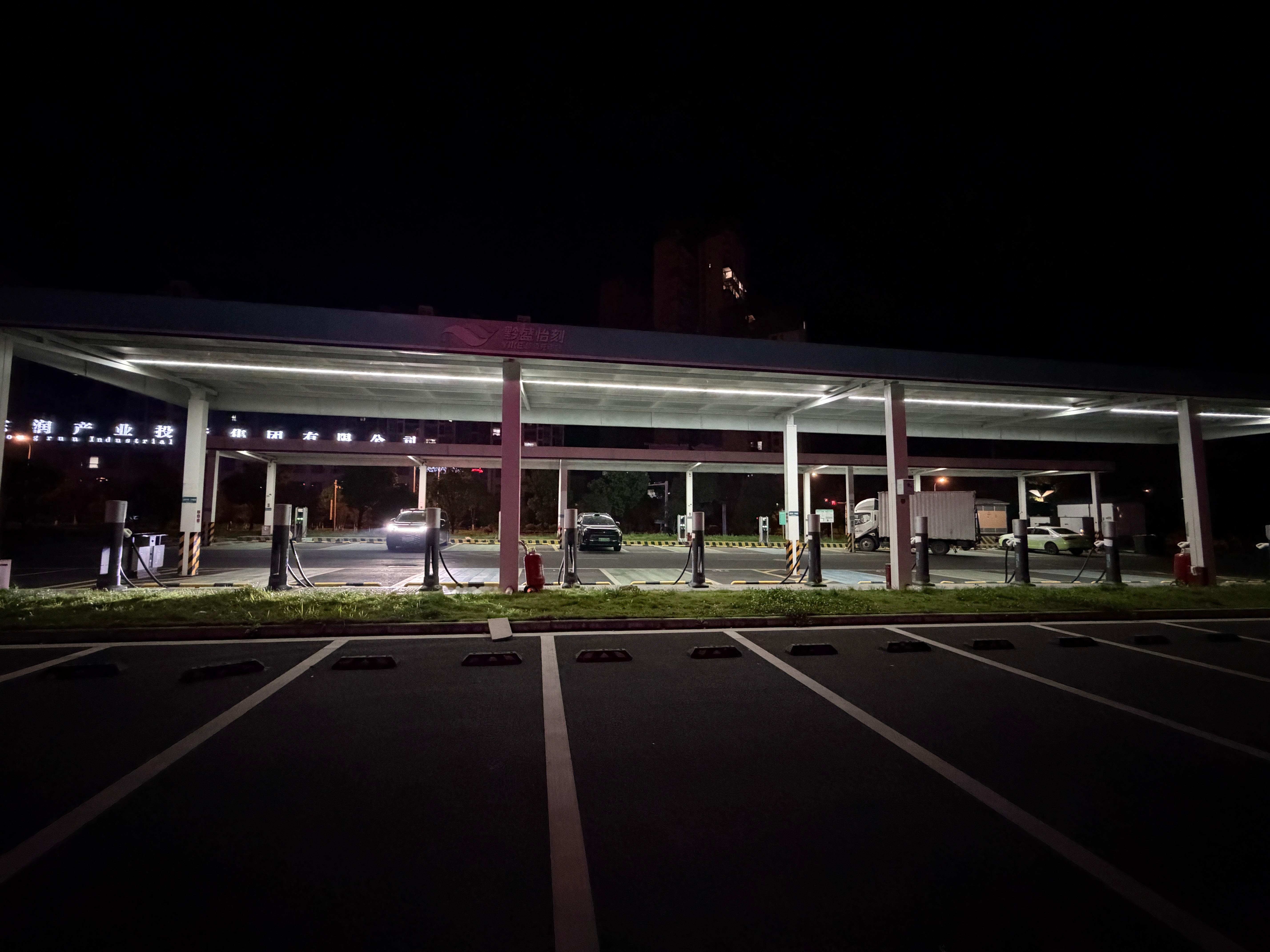 一个十八线小城市的宾馆，门口一个巨大停车场，20多根充电桩。都匀·匀东·贵州饭