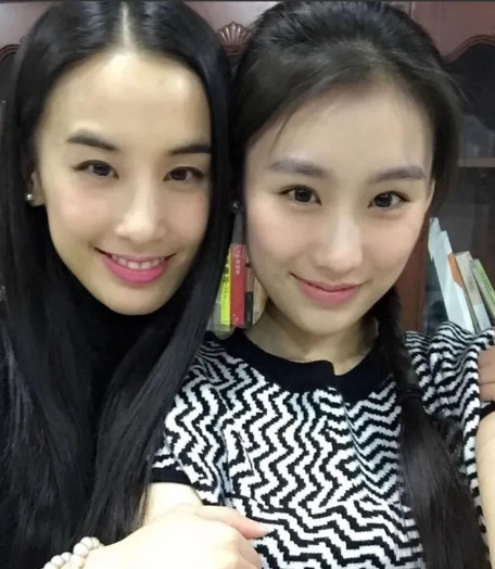 2014年，杨子签约了一位和黄圣依长得极其相似的新人王婉中，很多人都在猜测杨子和