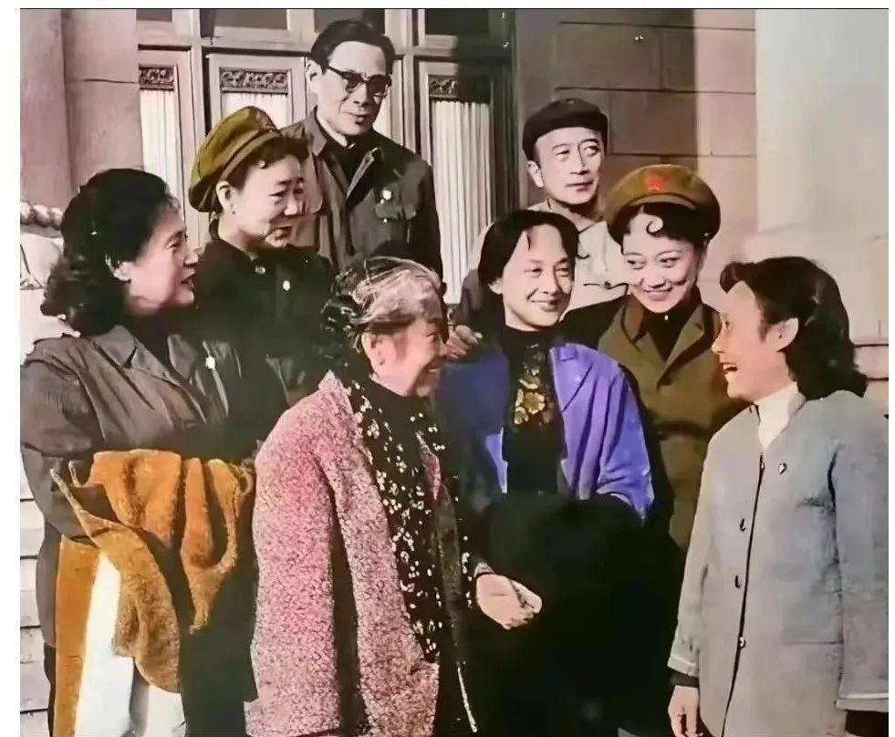 8位老艺术家合照：我认出了身高修伟的刘琼，秀韵多姿的王晓棠，风姿绰约的秦怡，目视