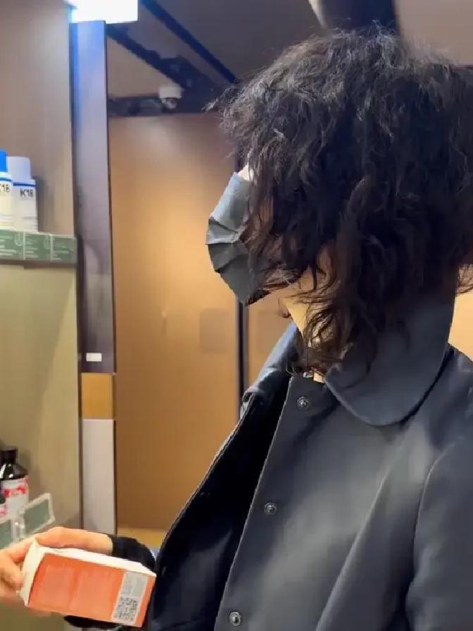 张曼玉最近晒了段视频。也就是布置圣诞树买买礼物这些家常事儿。但现在明星都爱