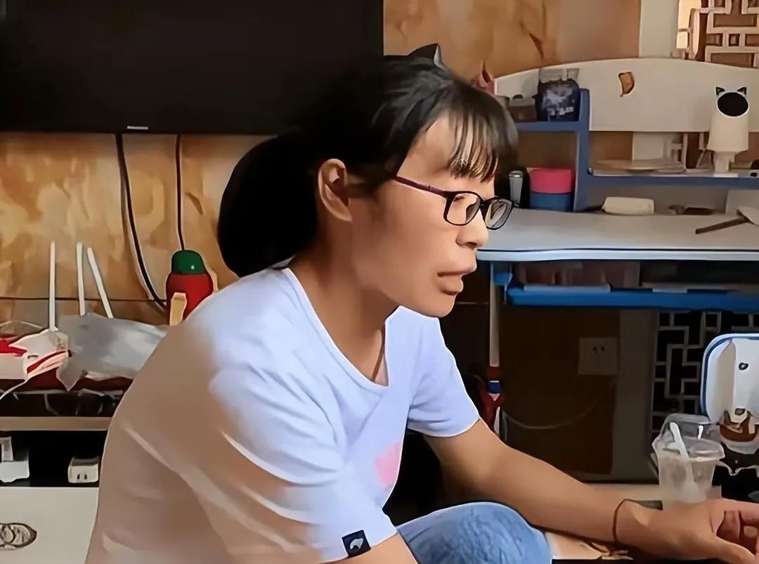 2004年，山东农家女孩陈春秀遗憾高考落榜。16年后，她通过成人高考考上大学。然