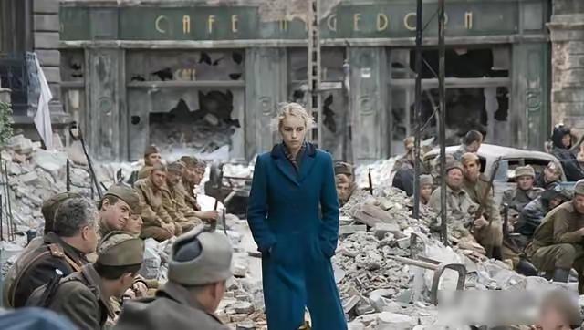 1945年4月30日，苏联红军攻占柏林，疲惫的战士们坐在地上休息。就在这时，从远