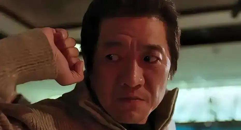 霍东风前脚被铐走，后脚宏伟就把公章攥手里。崔国明押房凑七十五万想捞人，法院还是