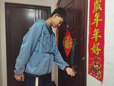 如果你一个人在家，门外突然有人喊：“邻居，借个东西很快的！”或者“统一排查燃气，