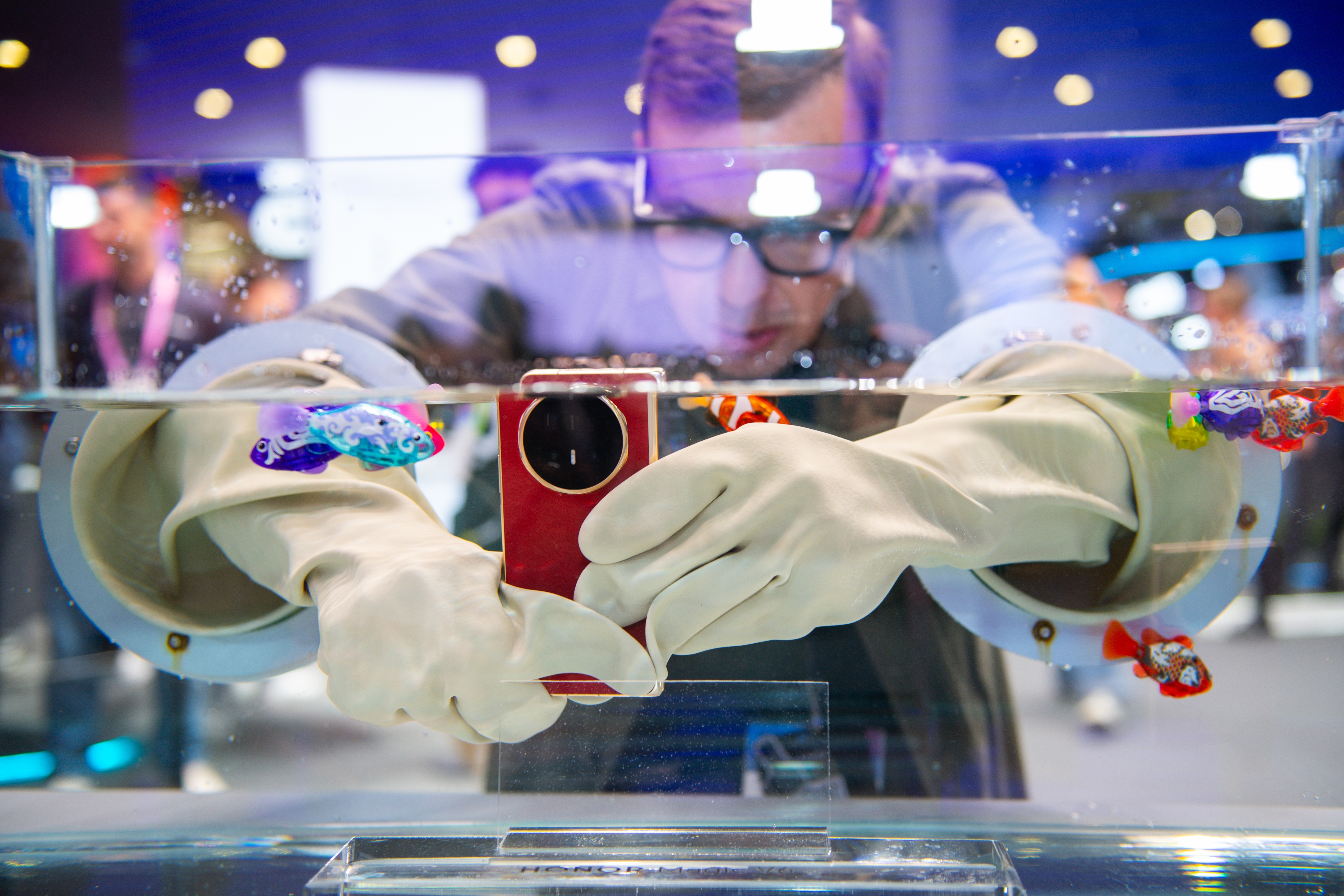 西班牙国王收到荣耀MagicV6MWC2026现场，西班牙国王费利佩六世亲临荣耀