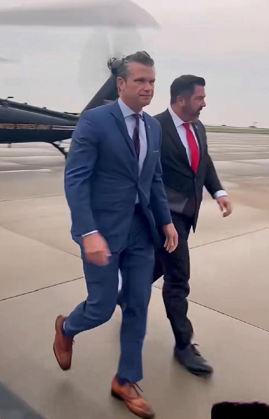 刚才我问了一位专门做西装定置的朋友，美防长赫格塞思这套西装如果是在中国生产的话，