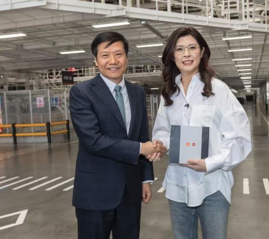 郑丽文访问小米汽车工厂，雷总雷军怎么可能会不出席呢，小米集团董事长雷军亲自出面接