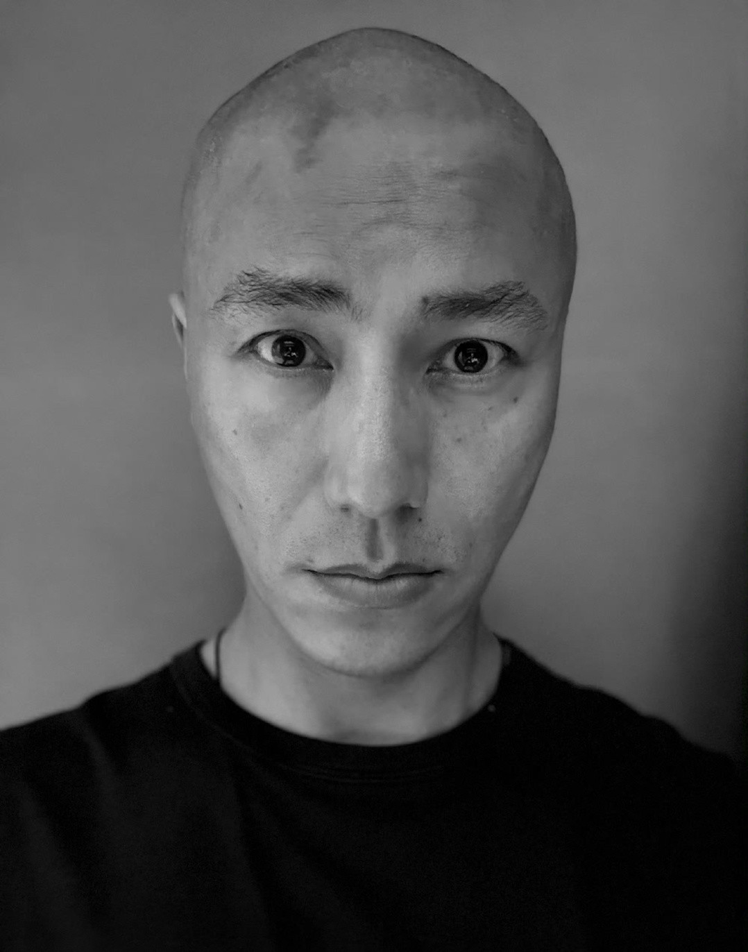 陈坤晒光头自拍照，这是什么造型，需要这么真实吗，有点害怕[笑着哭]​​​