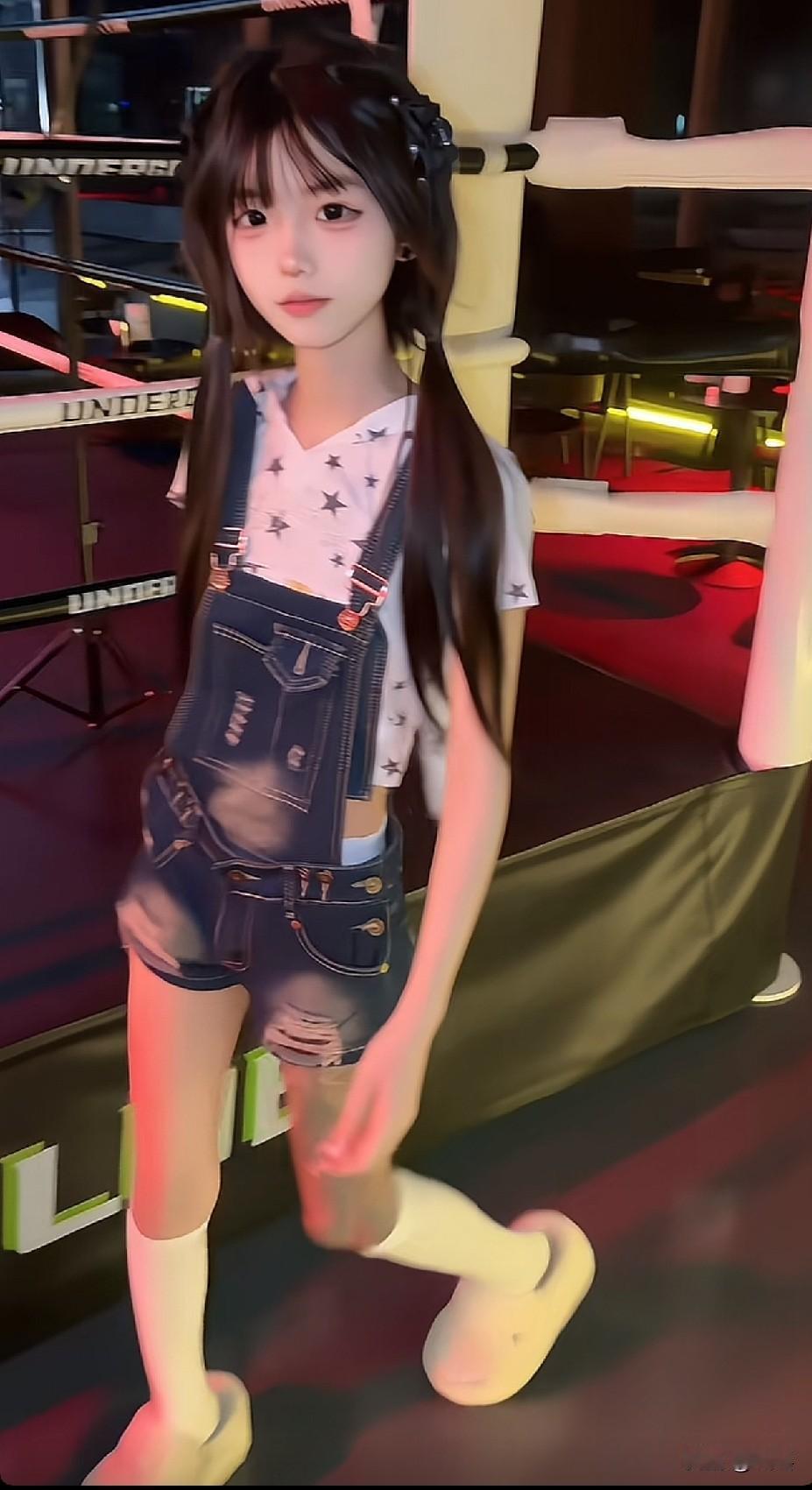 多么可爱的女孩。要是腿上没有纹身。就更完美了[比心][比心]