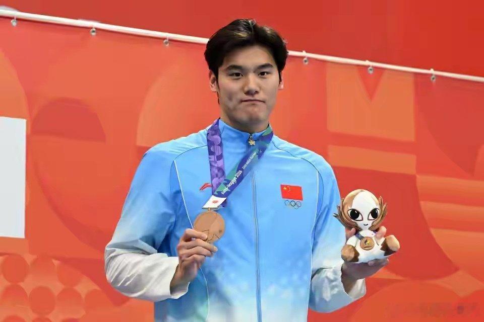 9月24日晚，名古屋亚运会游泳第5日决出7金。中国队拿下4金3铜，继续每日最大赢家。吴卿风破女子50