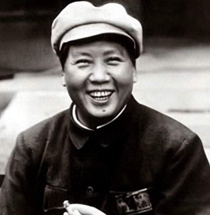 1973年毛主席会见军队高层时，见到老朋友广州军区政委高兴地说你变胖了！195