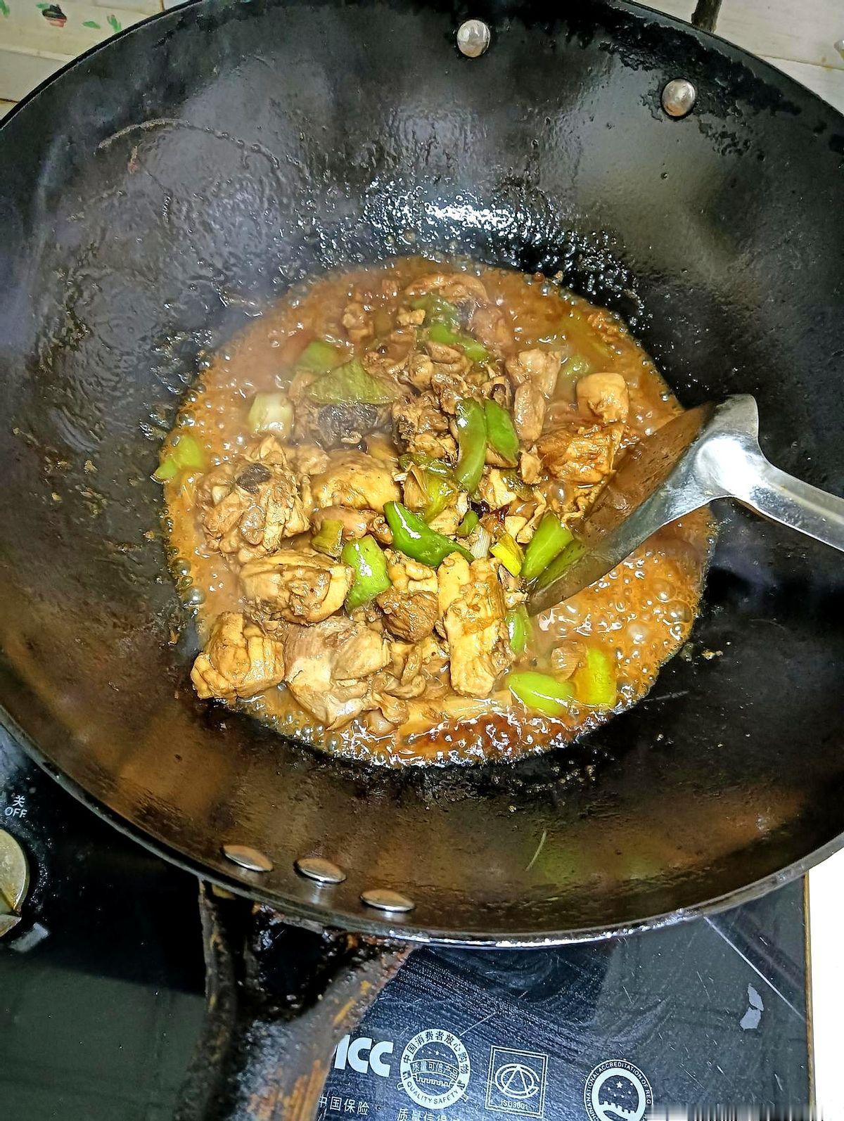 晚上六点，河南一位妈妈把大鸡腿青椒盖饭和鸡蛋羹留在锅里保温，手机定好闹钟准备去学