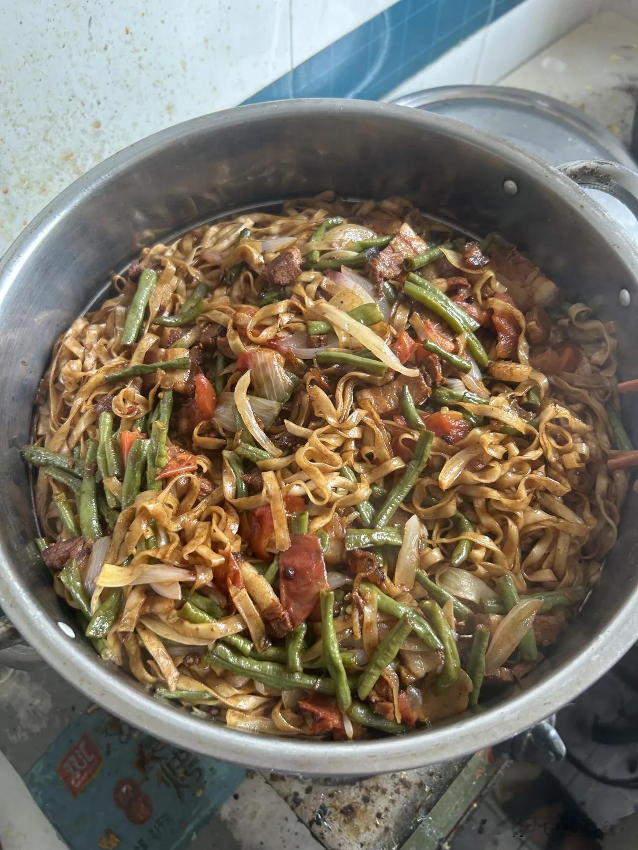 谁懂啊，河南蒸面条那就是刻在河南人DNA里的美食！软香劲道，就着几瓣蒜，我能炫两