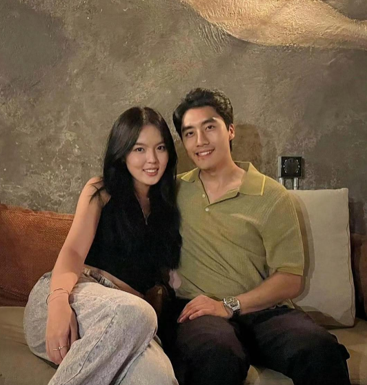 李咏女儿疑似恋情，23岁法图麦晒亲密合照，靠在男友怀里很甜蜜