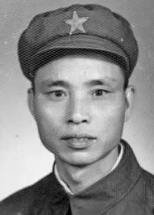 1951年，一位志愿军战士拿着刚缴获的美式重机枪，向敌人射击却发现怎么都打不中，