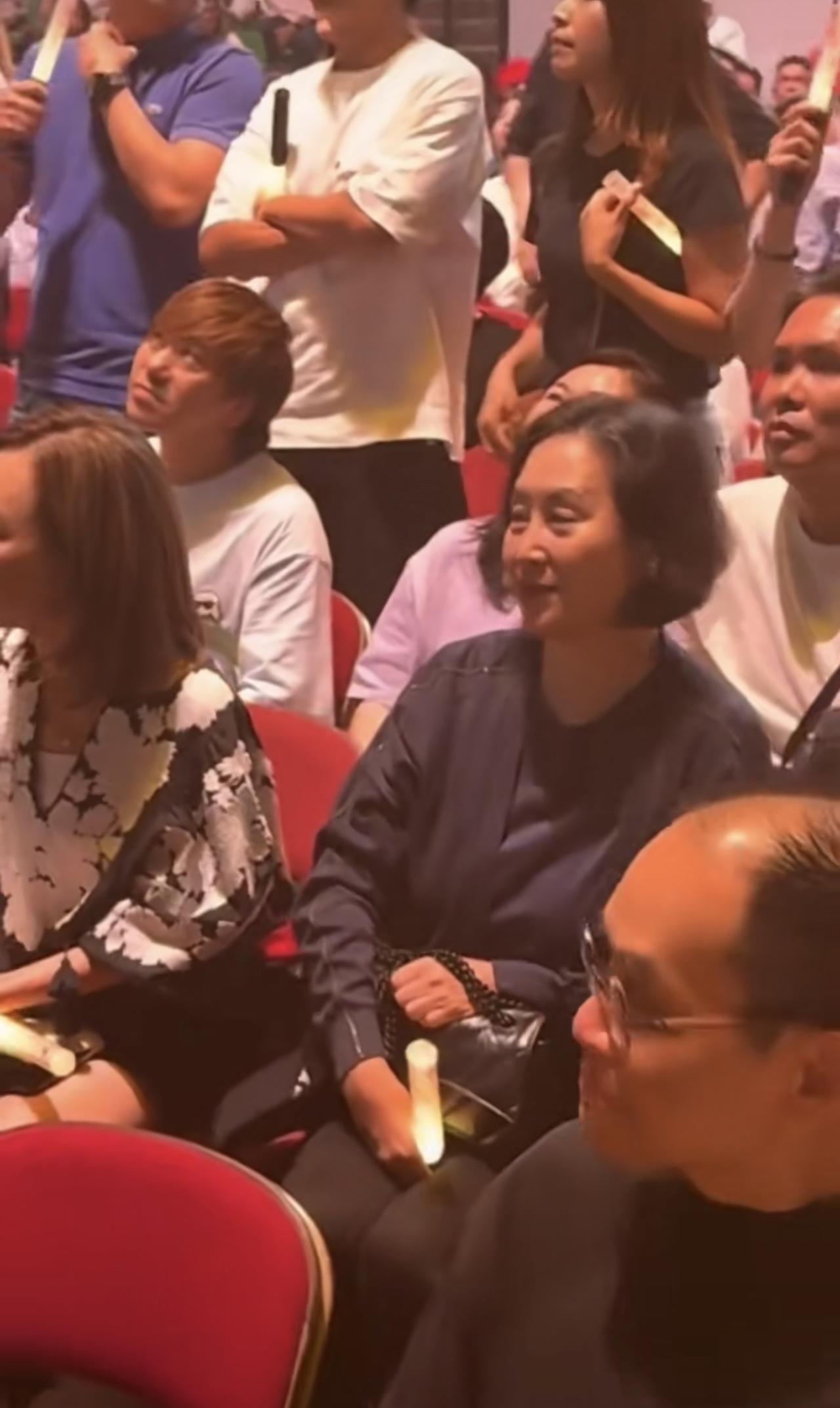63岁何超琼看古天乐演唱会，坐在第二排很低调，穿的也很朴素完全不像百亿富婆，和三