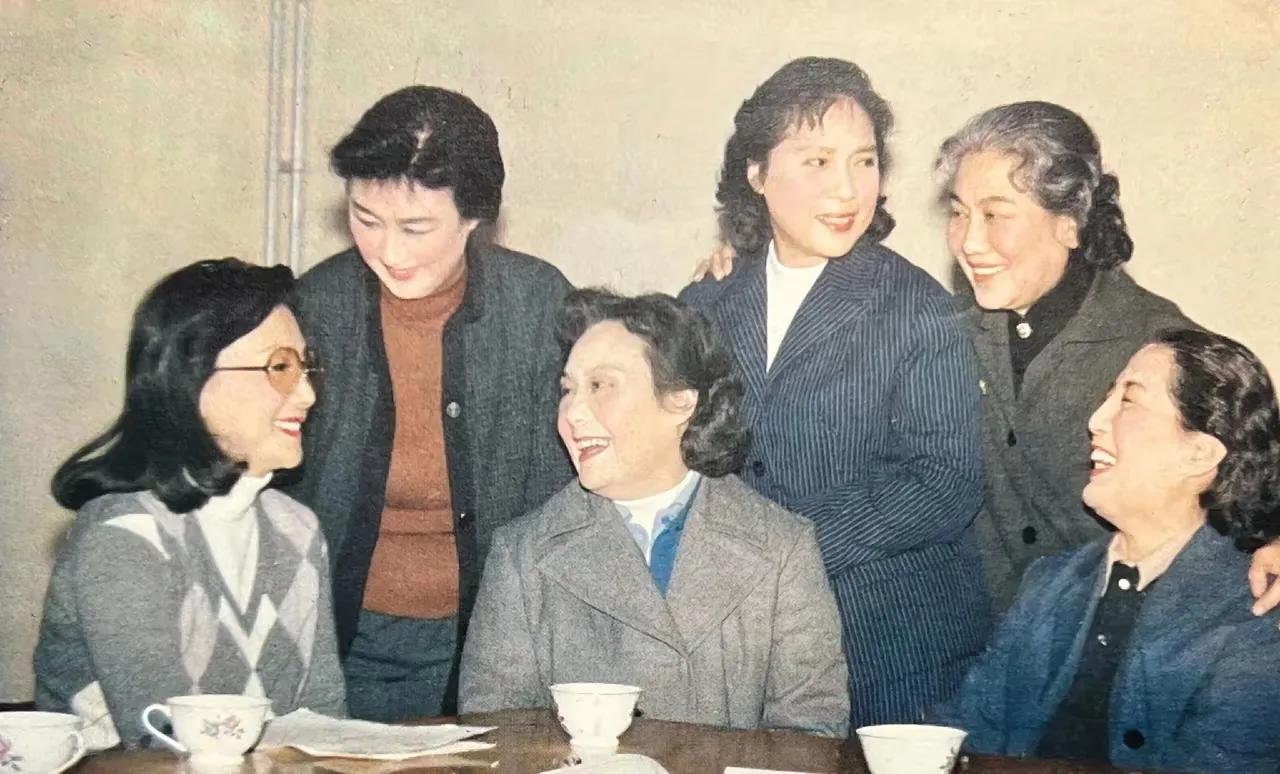 如今，这些电影明星年岁已高或已离开了我们，已然被尊称为老艺术家。要是大家能认出照