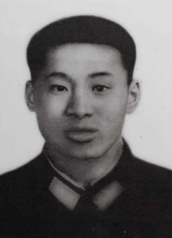 1979年，612高地上，我军战士吴建国身中8弹倒地，一个越军军官想拿走