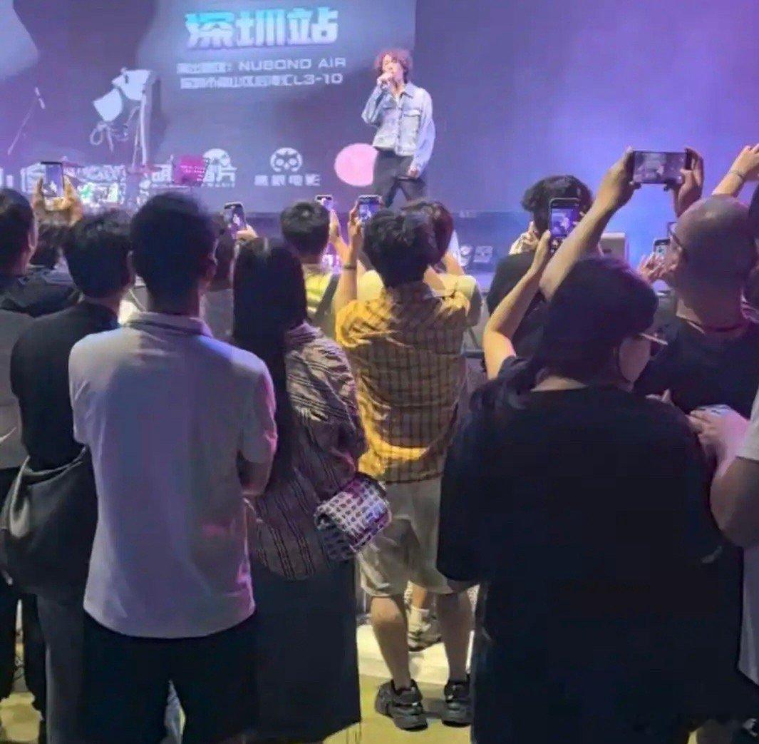 庞麦郎深圳演唱会来了约400名听众，有粉丝拄拐来看演出：虽不太符合大众审美，但能