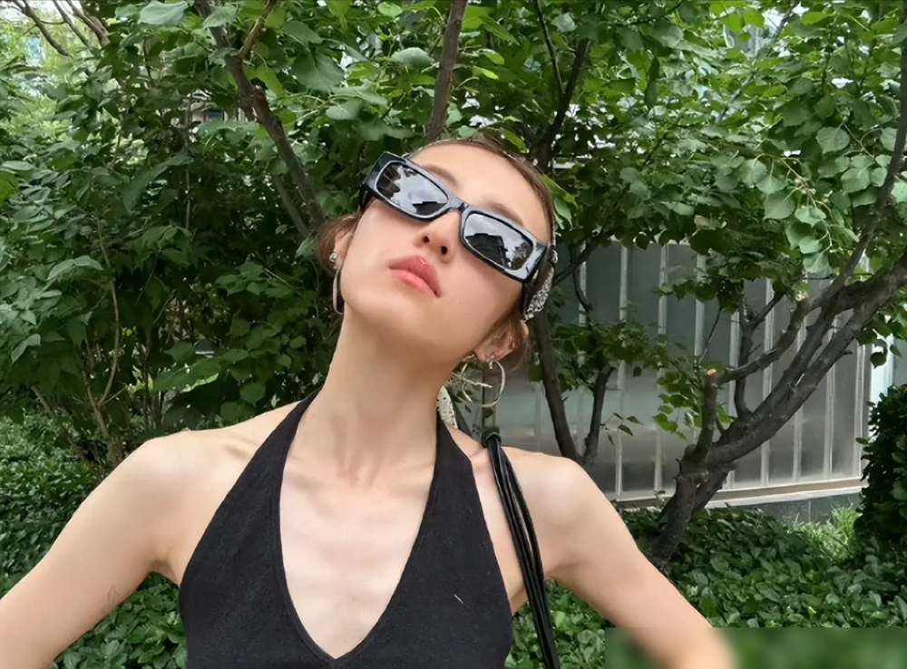 张子枫瘦到80斤，路人生图把网友看傻了！眼窝凹陷、法令纹明显，比官方精修图憔悴太多，有人说她丢了原来