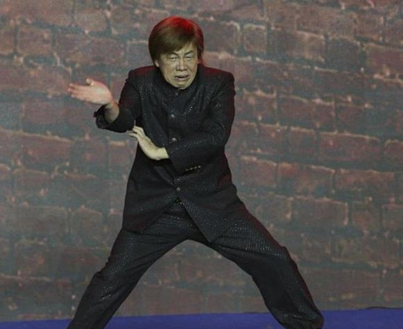 梁小龙遭多年封杀，封杀原因曝光：当年十几人追着我背