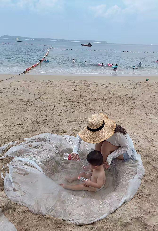 哪个天才想出来的哈哈哈哈带娃在海边玩水不晒又不废妈！​​​