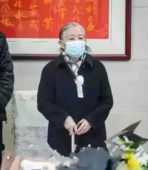 2022年，78岁的林豆豆，头发花白，手拄拐杖，目光呆滞的看着躺在棺椁里的丈夫，